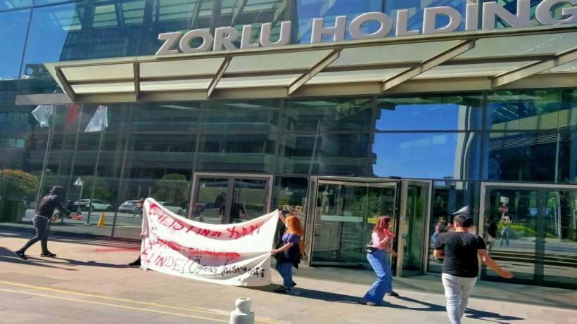 Öğrenci İnisiyatifi’nden, Zorlu Holding önünde Filistin için kırmızı boyalı eylem