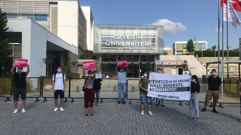 Özyeğin Üniversitesi öğrencileri ücretlere yapılan zammı protesto etti