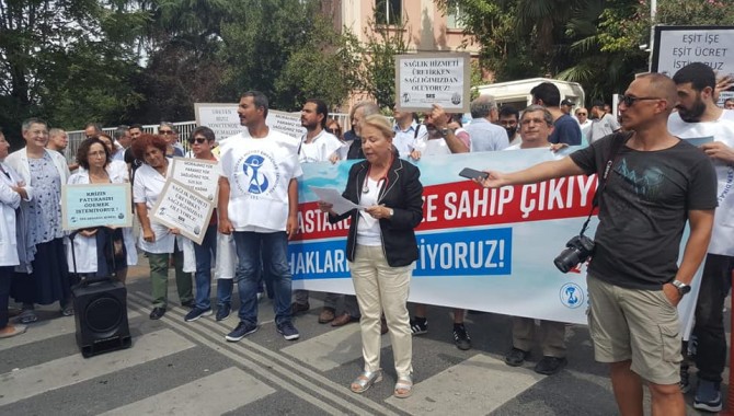 'Sağlık çalışanlarımızın haklarına sahip çıkıyoruz'