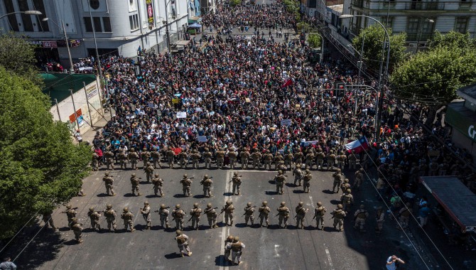 Şili hükümeti protestolar ardından vergi kesintisi planından vazgeçti