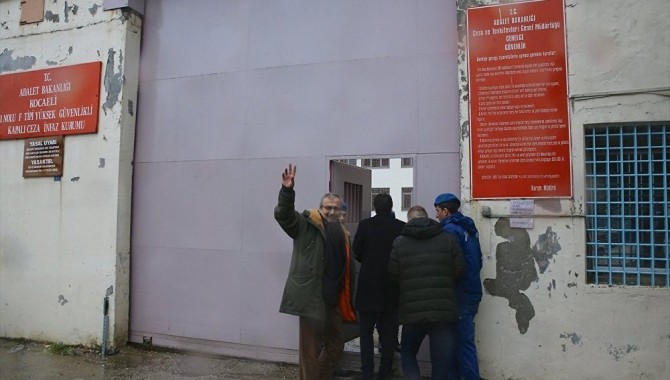 Sırrı Süreyya Önder, cezasının infazı için Kandıra Cezaevine girdi