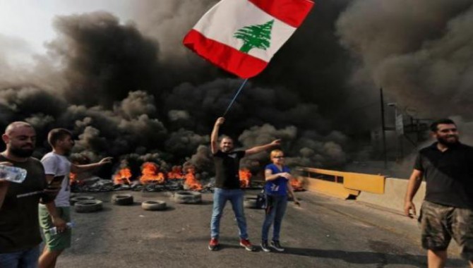 Sokaklar ezilenlerindir: Lübnan’daki halk ayaklanması ‘Devrim’ sloganlarıyla büyümeye devam ediyor