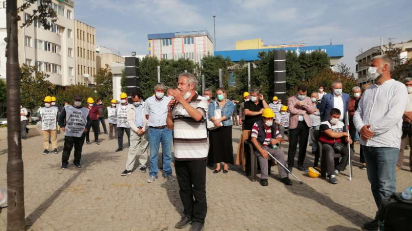 Somalı maden işçileri Salihli Meydanında nöbete başladı