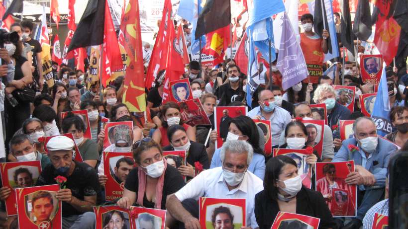 Suruç’ta katledilen 33 kişiye Kadıköy’de anma sonrası gazlı polis müdahalesi…Gözaltılar var