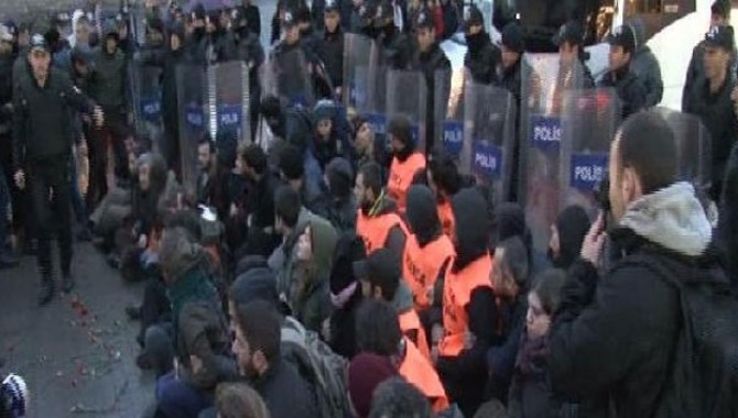 Taksim'deki Ankara saldırısını kınama eylemine polis müdahalesi