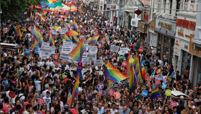 ‘Tehdit ve yasağa rağmen Onur Yürüyüşü'nü yapacağız’