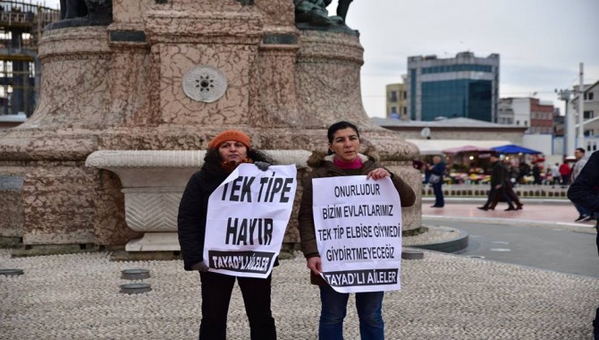 Tek tipe karşı Taksim Meydanı’nda eylem yapan iki TAYAD’lı gözaltına alındı.