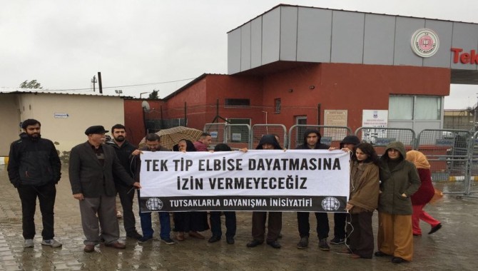 Tekirdağ Hapishanesi önünde “Tek Tip Elbise Dayatmasına İzin Vermeyeceğiz” eylemi