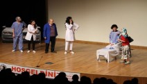“6 Üstü Komedi” tiyatro oyunu izleyenleri kahkahaya boğdu