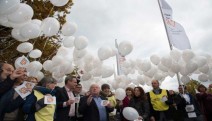Alman gazeteciler, tutuklu meslektaşları için balon uçurdu