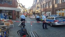 Almanya'da araç kalabalığın arasına daldı: 4 ölü