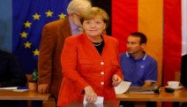 Almanya'da Merkel 4. kez kazandı, Irkçı parti ilk kez Meclis'te