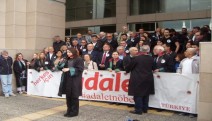 Avukatların "Adalet Nöbeti" devam ediyor...Cumhuriyet çalışanlarının tutuklanmasına kınama
