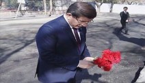 Başbakan Davutoğlu patlama alanına karanfil bıraktı