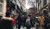 Dünya Tiyatro Günü yürüyüşü yasaklandı: Tiyatro emekçileri yasağa rağmen Kadıköy’de