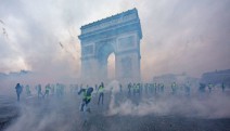 Fransa’da genel grev yarın yine sokaklarda, emeklilik yasasından sorumlu bakan istifa ettirildi