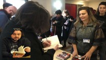 Genç yazar Hakan Günday kitaplarını imzaladı