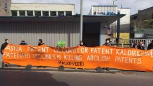 Halkevleri Pfizer önünden seslendi: Aşıda patent ve aşı ticareti insanlık suçudur
