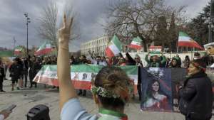 İran’lıların protestoları durmuyor I Protesto için çevre temizliği