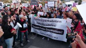 İranlı kadınların isyanına İzmir'den destek
