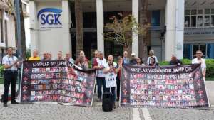 İHD İzmir Şubesi Gözaltında kayıpların akıbeti için Konak'ta eylem yaptı