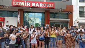 İzmir Barosu önünde baro başkanlarına destek eylemi