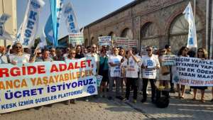 İzmir’de KESK zamları ve maaşlarında seyyanen yapılacak artışı protesto etti.