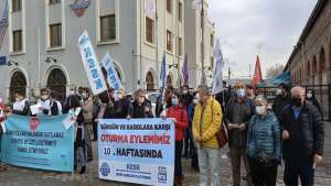 İzmir'de KESK üyeleri maaş bodrolarını yaktı