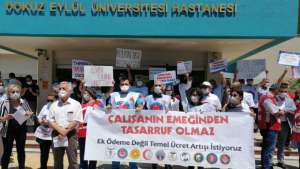 İzmir'de sağlık emekçileri ek ödemelerdeki kesintileri protesto etti