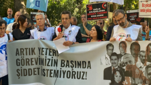 İzmir'de sağlık emekçileri sağlıkta şiddete karşı eylemdeydi