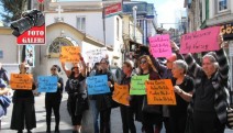 Kadınlar sadece pankartlarla sessiz protesto eylemi yaptılar