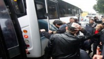Kutay Meriç'in tutuklanmasını protesto eden Halkevcilere polisten müdahale: Gözaltılar var