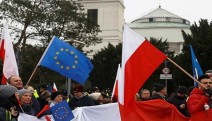 Polonya'da halk sansüre karşı meclisi kuşattı