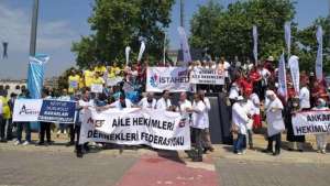 Sağlık emekçilerinden Kadıköy'de eylem