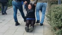 Semih Özakça'nın annesi, yerde sürüklenerek gözaltına alındı