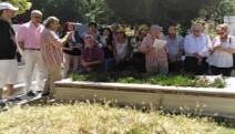 Sivas Katliamı'nda yaşamını yitiren Asım Bezirci mezarı başında anıldı