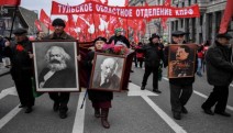 Sovyet Devrimi'nin 100'üncü yılı... Komünistler Kızıl Meydan'a yürüdü
