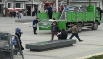 Taksim Meydanı'na çok sayıda polis bariyeri getirildi