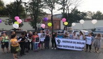 Tutuklu gazeteciler için hapishane önünde balon uçurdular