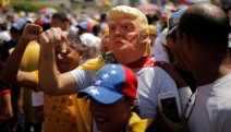 Venezuela ‘muhalifleri’ ABD bayrakları dalgalandırdı, süper kahraman Trump maskesiyle fotoğraflar çektirdi