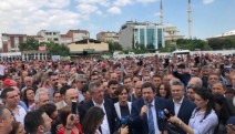 Yüzlerce kişi Kaftancıoğlu'na destek için adliyede
