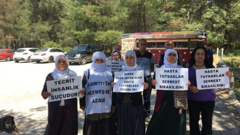 Tutsak yakınları hapishane ve adliye önlerinden seslendi: Tutsaklara sahip çıkın