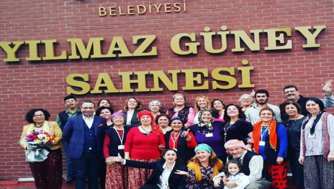 Ulamış köylüleri gündüleri bağ bahçede akşamları sahnede