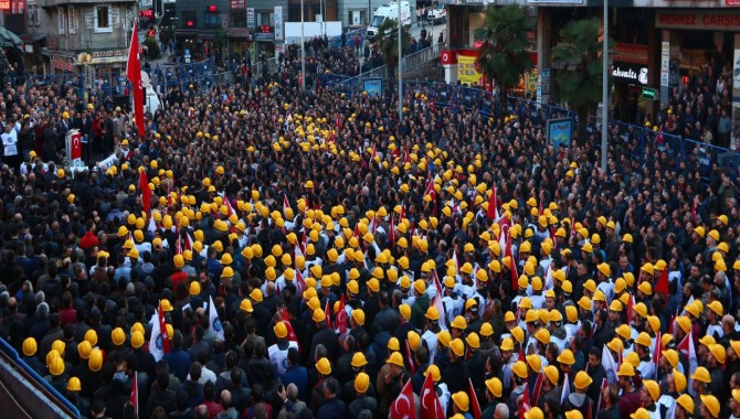 Zongludak'ta maden işçileri torba yasayı protesto etti