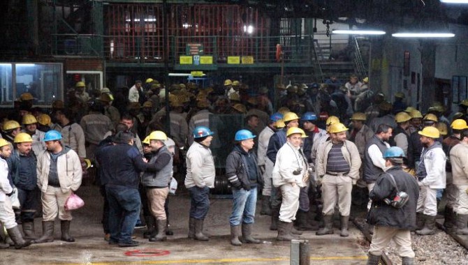 Zonguldak ve Bartın'da binlerce işçi kendini madene kilitledi